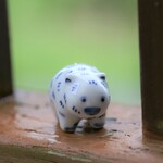 磁器製の子どものウォンバットの置物（Porcelain Figurine of a Baby Wombat）