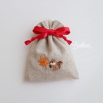 手刺繍巾着ポーチ ❁ 楓とリス