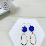 サファイヤブルーのチェコガラスビーズ×オーバルパーツピアス／イヤリング