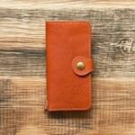 【期間限定1000円割引】ほぼ全機種対応！栃木レザー スマホケース 2.0 手帳型 真鍮フラップ付き iPhone Android オレンジ JAK044