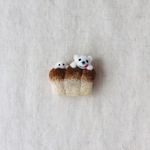 コロンとおばけちゃん2人は仲良しブローチ〈食パン〉