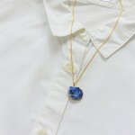 磁器製のウォンバットのネックレス・青地（Porcelain Pendant of a Wombat）