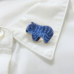 磁器製のウォンバットのブローチ・青地（Porcelain Brooch of a Wombat）