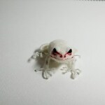 羊毛フェルトの白いアマガエル(創作)