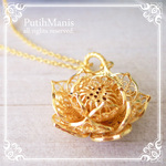 蓮の花・金輪蓮を美しくリアルに透かしの細工で具現化した大きめトップのネックレス ゴールド (n-ch63p-g)