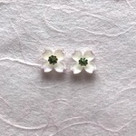 ハナミズキのプチピアス／イヤリング　＊白