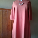 渋めオレンジ色のニットワンピース