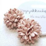 2個 ☆　フラワーカボション　ピンクベージュ　 ハンドメイド アクセサリーパーツ アクリルストーン　ピアス