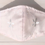 受注生産❣️裏生地サーモンピンク新作❣️「保冷剤入れポケット付きMサイズ夏用レースマスク」2枚以上送料無料❣️プレゼント付❣️