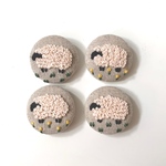 羊さんの刺繍ヘアゴム　刺繍ブローチ　くるみボタン