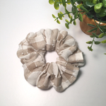 ベージュ×ホワイトのギンガムチェックシュシュ