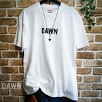 L 一枚でスタイリッシュに決まる！手刷りの シンプル ロゴ が クール な 白Tシャツ ♪元海外ファッションマニアが デザイン する世界に一つのオリジナル 白T メンズ ロゴT Tシャツ