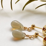 雲のトパーズ　チェコドロップのポストピアス　オパールグレージュ