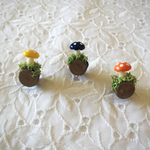 きのこにょきにょき画鋲  《オレンジ×ブルー×イエロー》