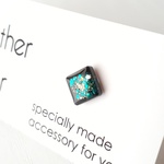 【片耳用ピアス】グリーン&ゴールドグリッターのブラックピアス/メンズ/スクエア