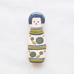 こけしの陶器ブローチ〈アッシュグリーン〉