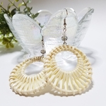 ラタン×クリアビーズのピアス