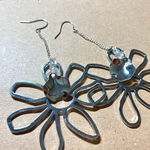 シルバーの大きいゆらゆらお花ピアス