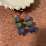 マットキューブビーズピアス