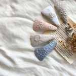花刺繍の三角パッチンピン