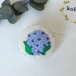 【手刺繍】アジサイ (中)【ブローチ／ヘアゴム 】