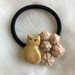 陶器　ピンクのお花畑の猫　ヘアゴム 