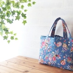 和柄のスクエア巾着バッグ　ブルーに毬と花の和柄