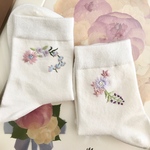 手縫い刺繍＊〜お花畑でみつけた〜左右柄違い靴下(ホワイト)