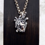 ２０ %OFFセール中‼️Grotesque Eye Heart Top カオティックブレインシルバーアクセサリー