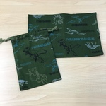 再販 サイズ指定はオプションから【給食2点セット】カーキ色 恐竜柄 🦕 机サイズ ランチョンマット 巾着 小学校 男の子