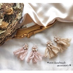 337.ホワイトメタルフラワー×シフォンタッセルピアス