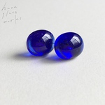 ガラスのオーバルピアス　ネイビーブルー　サージカルステンレスピアス