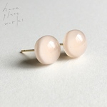 ガラスの一粒ピアス　ピンクベージュティント&ホワイト　アレルギー対応ピアス