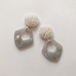 ピュアホワイトビーズ×グレーカボション　ピアス/イヤリング