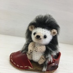 《再販不可》ハンドメイド本革リアルレザーサンダルに逃げ込んだハリネズミ🦔あみぐるみ　バッグチャームやキーホルダーに　液晶クリーナーに(^-^;