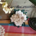 お花のブローチ（アイボリー)⑥　《レース編み》