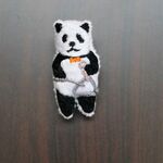 トライアングルを演奏するパンダの刺繍ブローチ