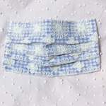 《夏マスク》花柄刺繍柔らかチュールで包んだアジュールブルーのギンガムチェックプリーツマスク　肌側接触冷感生地使用