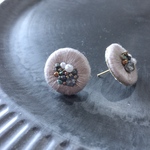 コロンと丸い刺繍ピアス