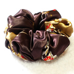 シュシュ ブラウン レトロ サテン チャーム付き Truffel Chic