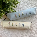 お花刺繍のスリムペンポーチ(アイスブルー)