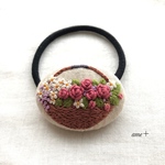 薔薇と小花のカゴ盛り　刺繍ヘアゴム／ブローチへ変更可能