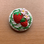 刺繍ブローチ　イチゴ