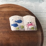 カニさんの冒険　絵本　ブローチ　＊ 魚 蟹 刺繍 ＊ 