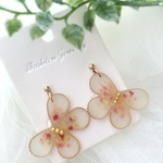 レースフラワーの蝶々ピアス