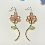 ゆらゆら可愛いお花ピアス／イヤリング（ピンク）