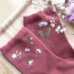手縫い刺繍＊〜清楚なお花〜左右柄違い靴下(くすみピンク)