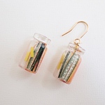 【片耳ピアス】 野菜スティックのミニチュア瓶詰めピクルス  ミニチュアフードアクセサリー