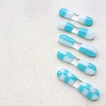 格子柄ターコイズブルーのガラスの箸置き
