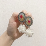 ブルーカボションとフラワーピアス/イヤリング